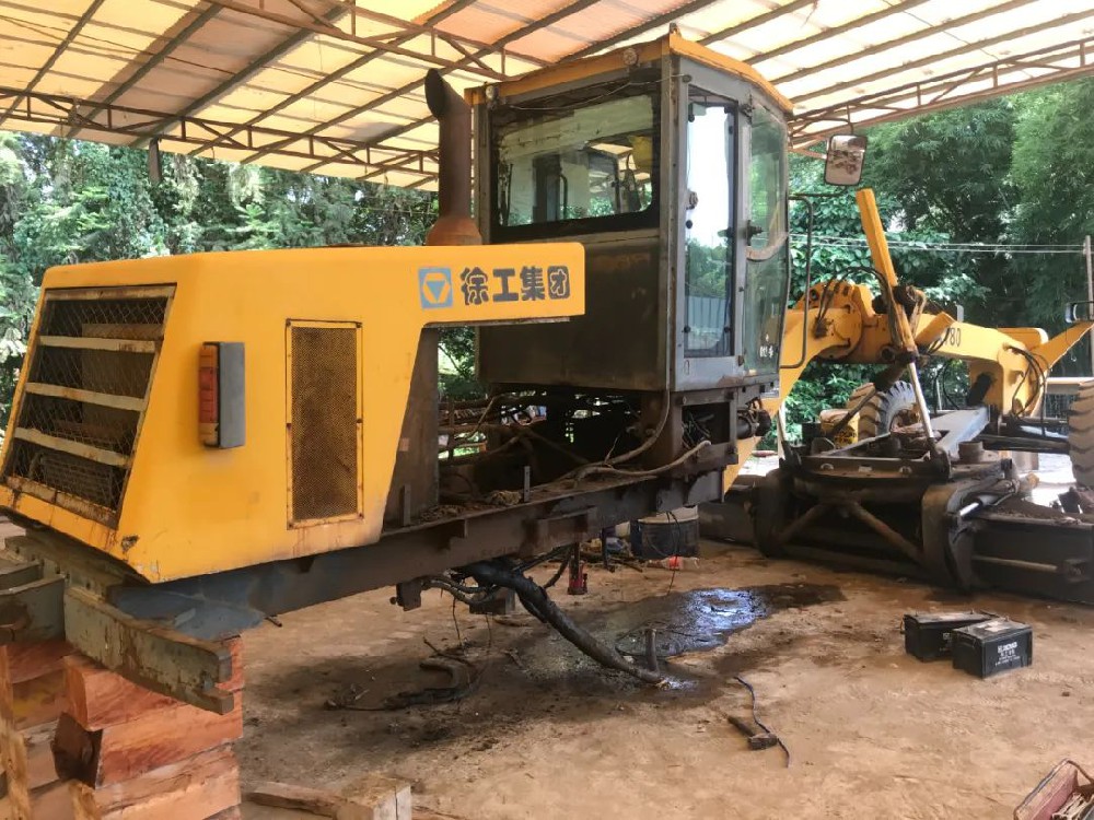 路面設(shè)備維修（平地機(jī)、壓路機(jī)、攤鋪機(jī)等）